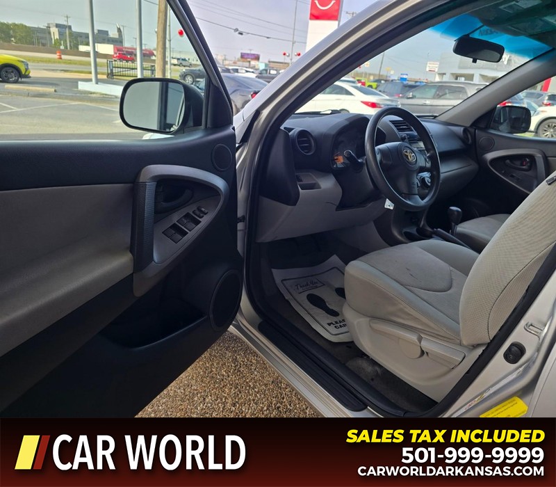 Toyota RAV4 Vehicle Full-screen Gallery Image 7