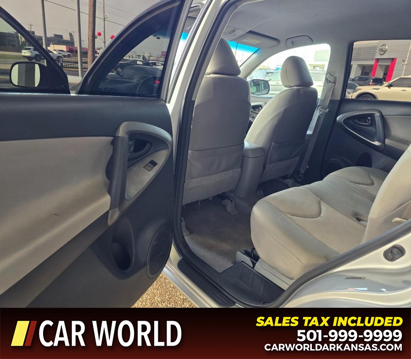 Toyota RAV4 Vehicle Full-screen Gallery Image 9