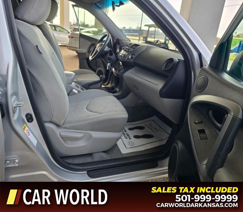 Toyota RAV4 Vehicle Full-screen Gallery Image 11