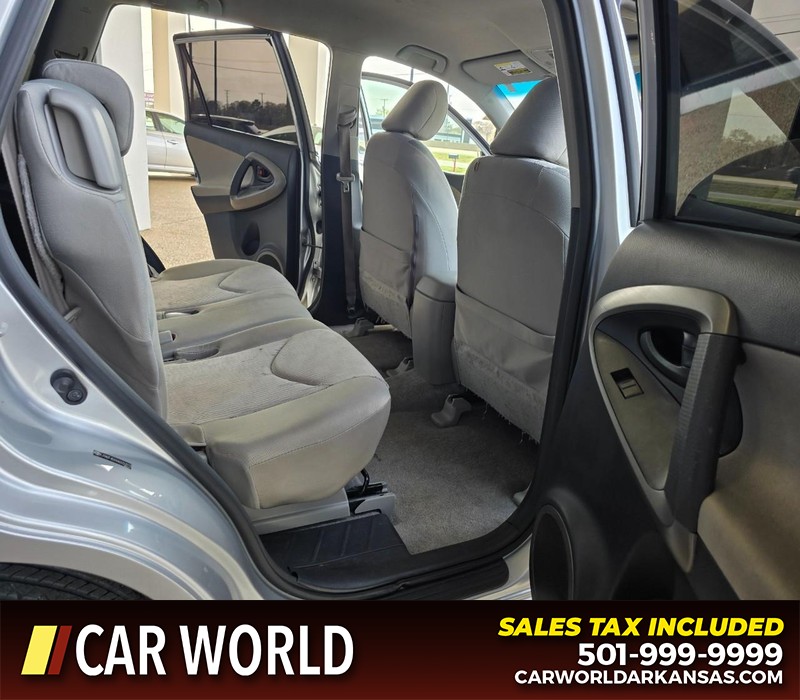 Toyota RAV4 Vehicle Full-screen Gallery Image 12