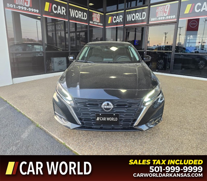 Nissan Altima Vehicle Full-screen Gallery Image 2