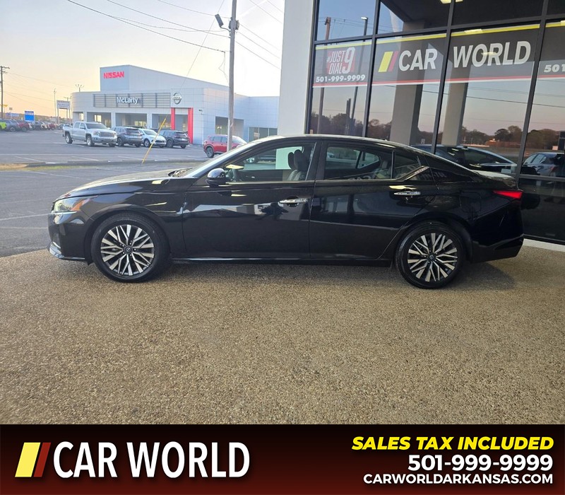 Nissan Altima Vehicle Full-screen Gallery Image 4