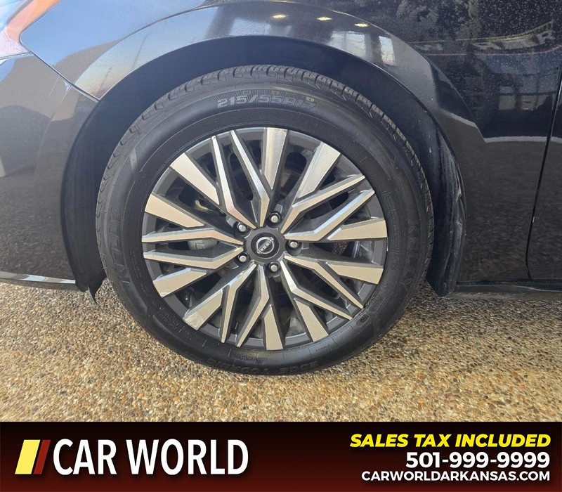 Nissan Altima Vehicle Full-screen Gallery Image 6