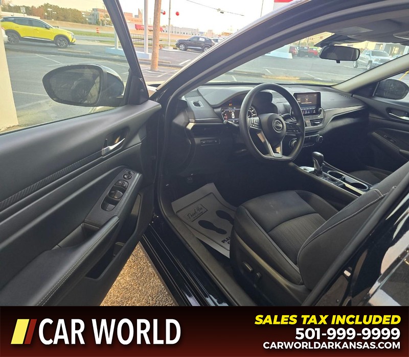 Nissan Altima Vehicle Full-screen Gallery Image 7