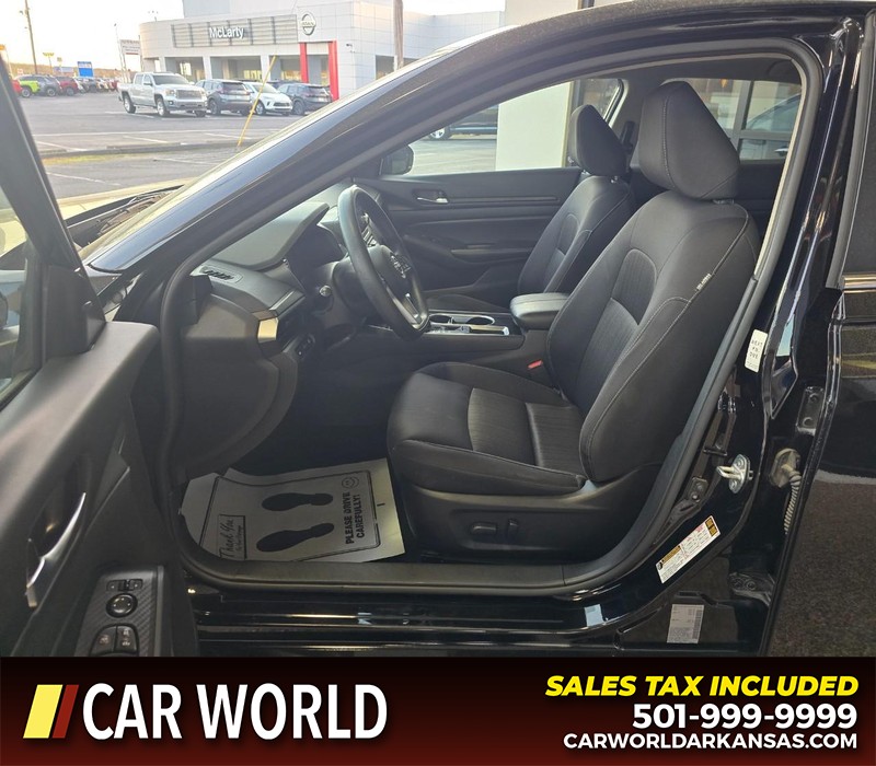 Nissan Altima Vehicle Full-screen Gallery Image 8