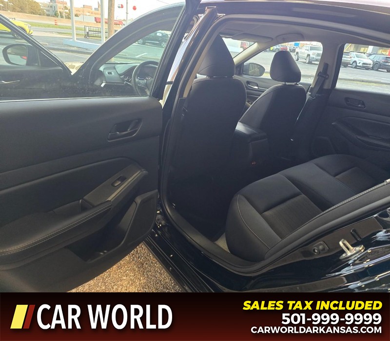 Nissan Altima Vehicle Full-screen Gallery Image 9