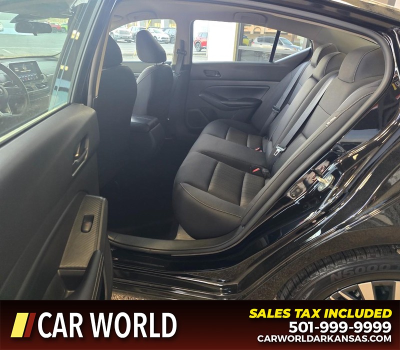 Nissan Altima Vehicle Full-screen Gallery Image 10