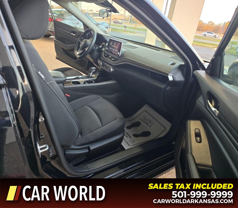 Nissan Altima Vehicle Full-screen Gallery Image 11