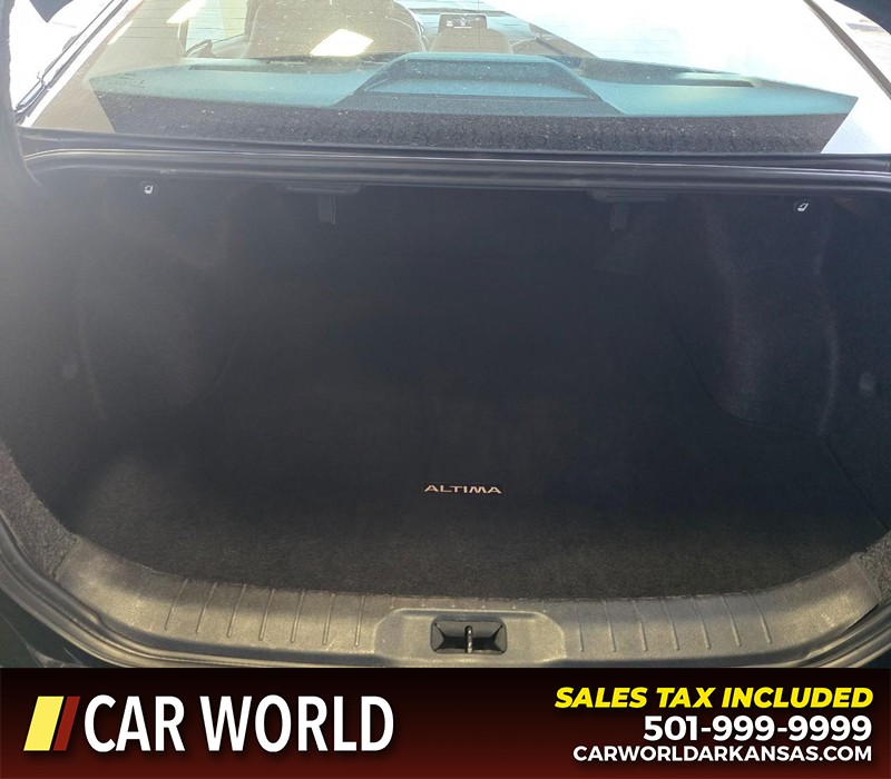 Nissan Altima Vehicle Full-screen Gallery Image 13