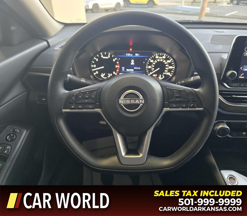 Nissan Altima Vehicle Full-screen Gallery Image 15