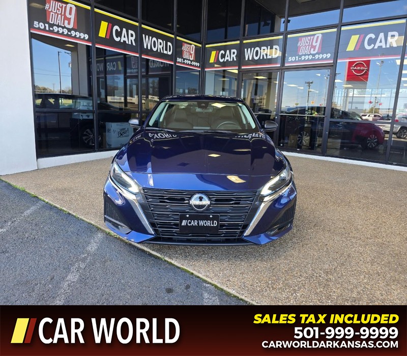 Nissan Altima Vehicle Full-screen Gallery Image 2