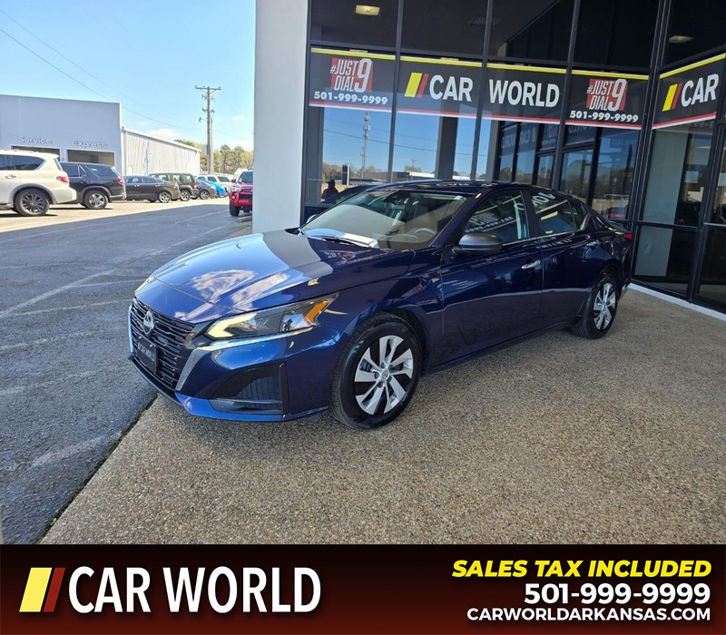 Nissan Altima Vehicle Full-screen Gallery Image 3