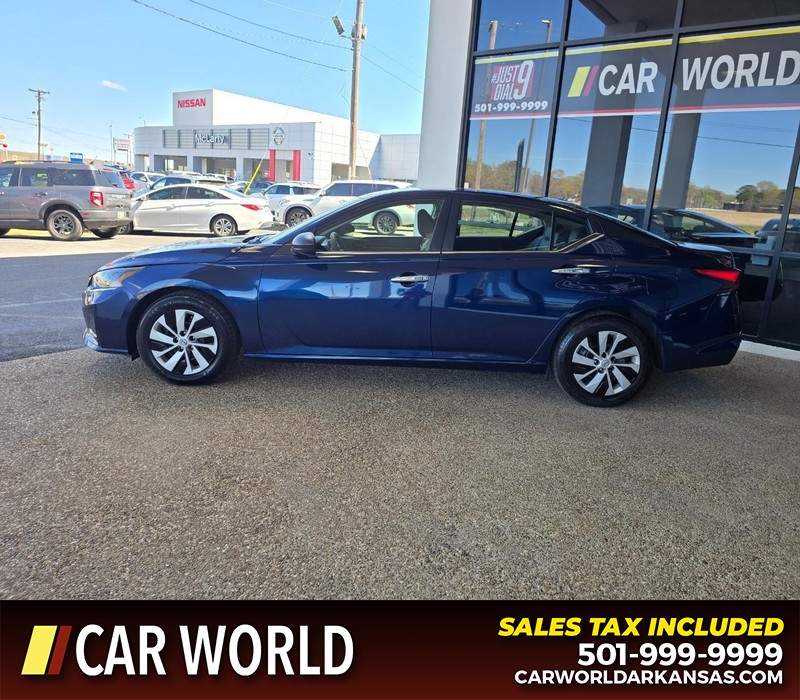 Nissan Altima Vehicle Full-screen Gallery Image 4