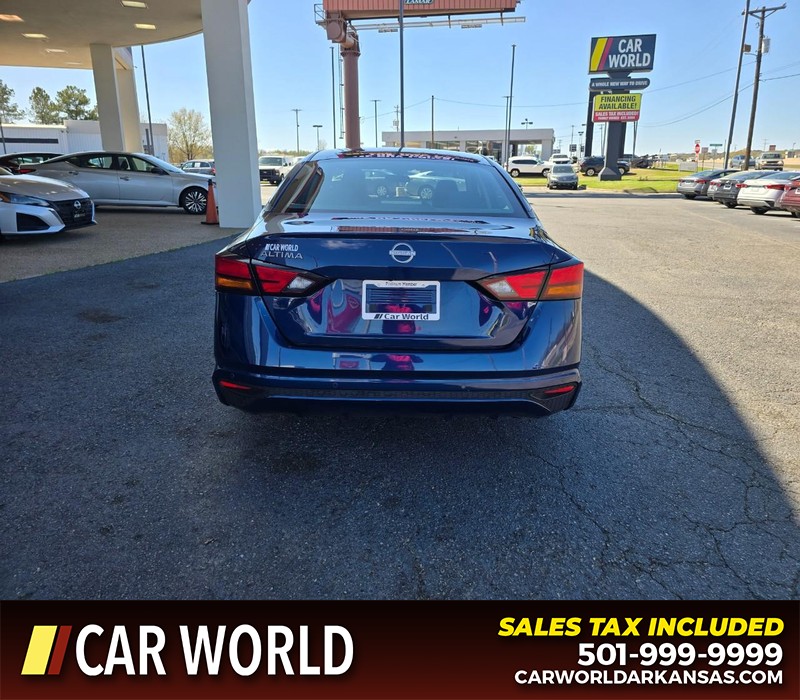 Nissan Altima Vehicle Full-screen Gallery Image 5