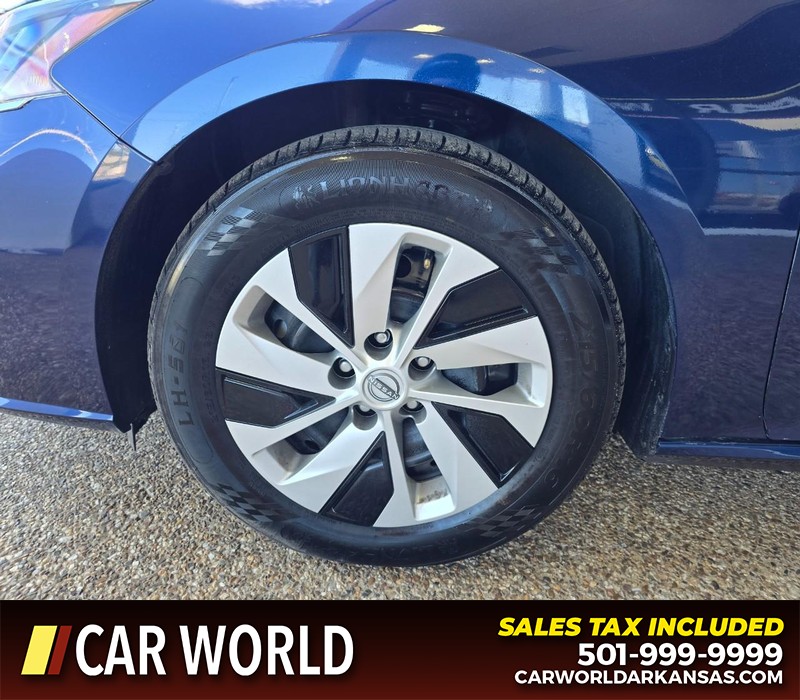 Nissan Altima Vehicle Full-screen Gallery Image 6