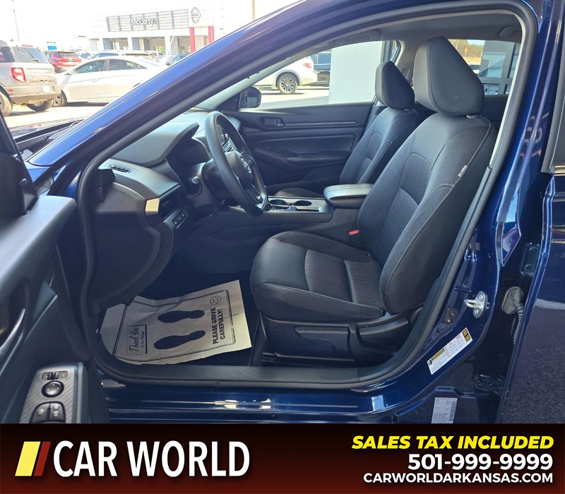 Nissan Altima Vehicle Full-screen Gallery Image 8