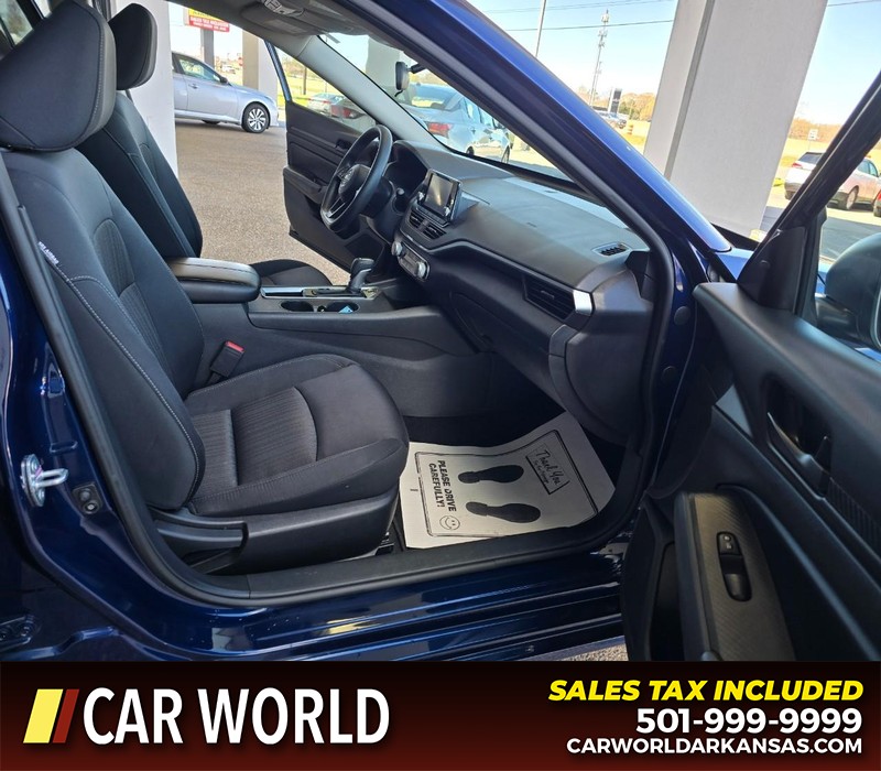 Nissan Altima Vehicle Full-screen Gallery Image 11