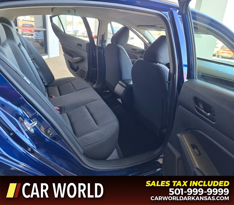 Nissan Altima Vehicle Full-screen Gallery Image 12