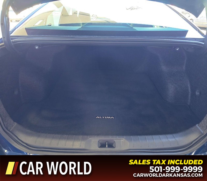 Nissan Altima Vehicle Full-screen Gallery Image 13