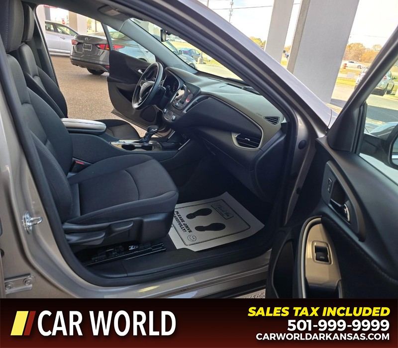 Chevrolet Malibu Vehicle Full-screen Gallery Image 11