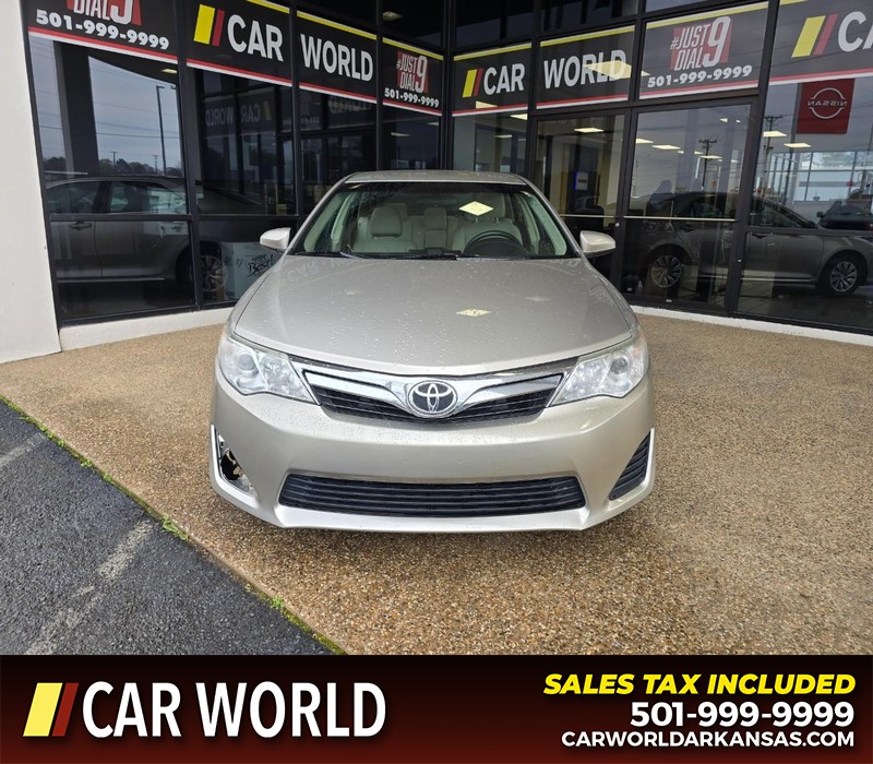 Toyota Camry Vehicle Full-screen Gallery Image 2