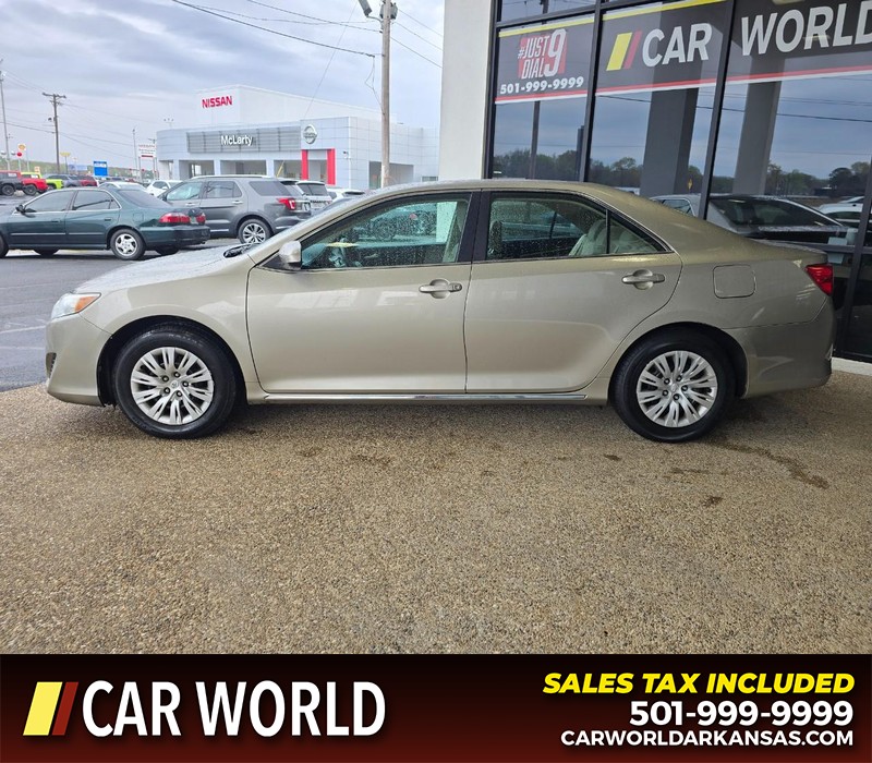 Toyota Camry Vehicle Full-screen Gallery Image 4