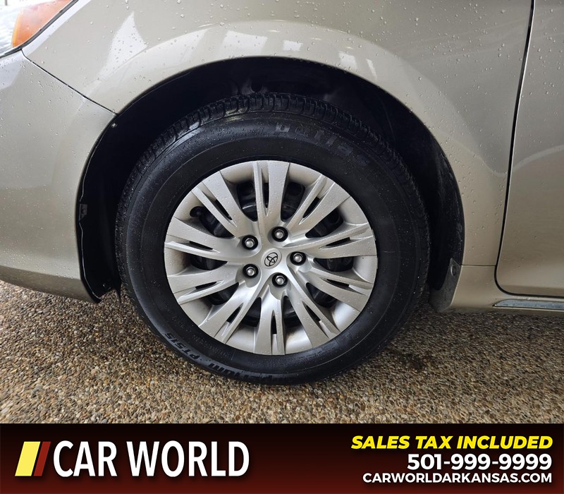 Toyota Camry Vehicle Full-screen Gallery Image 6