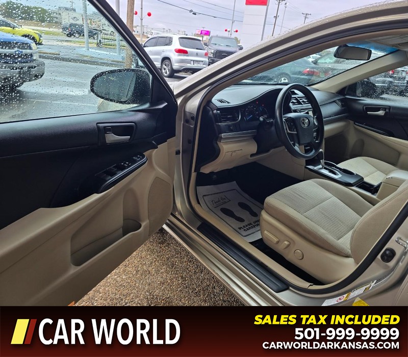 Toyota Camry Vehicle Full-screen Gallery Image 7