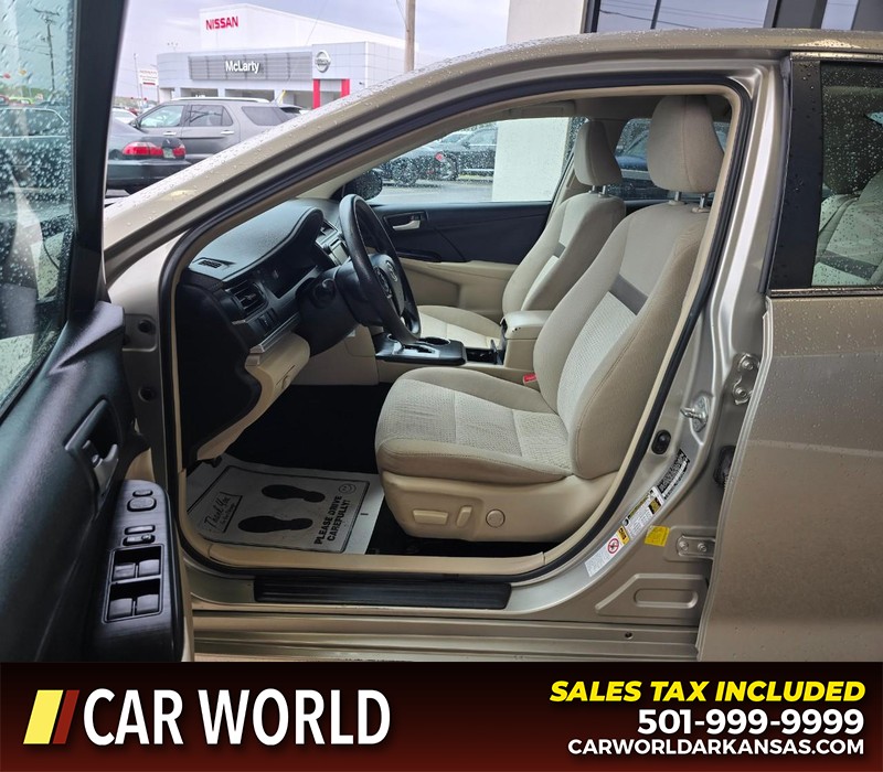 Toyota Camry Vehicle Full-screen Gallery Image 8