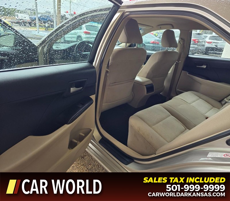 Toyota Camry Vehicle Full-screen Gallery Image 9
