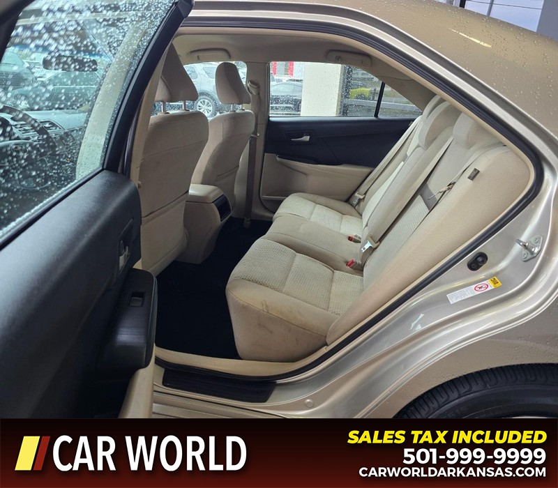 Toyota Camry Vehicle Full-screen Gallery Image 11