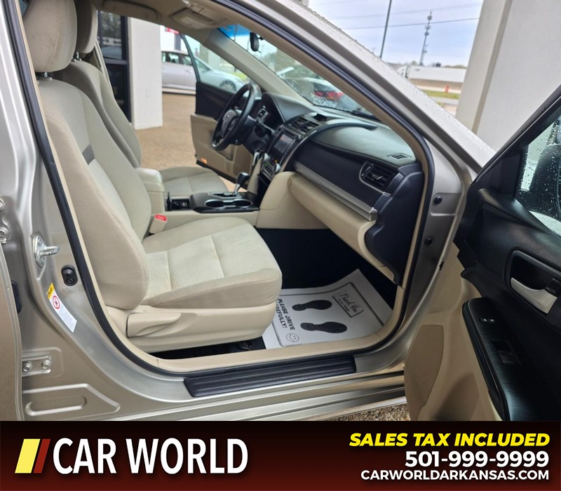 Toyota Camry Vehicle Full-screen Gallery Image 12