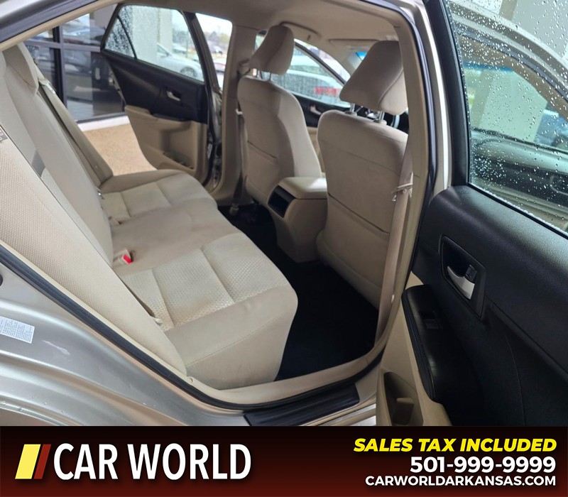 Toyota Camry Vehicle Full-screen Gallery Image 13