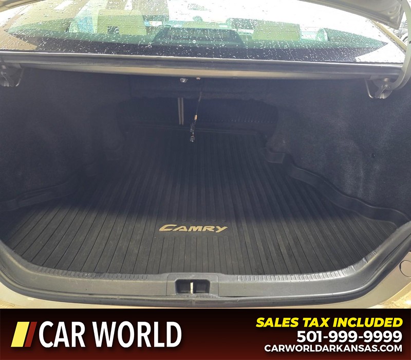 Toyota Camry Vehicle Full-screen Gallery Image 14