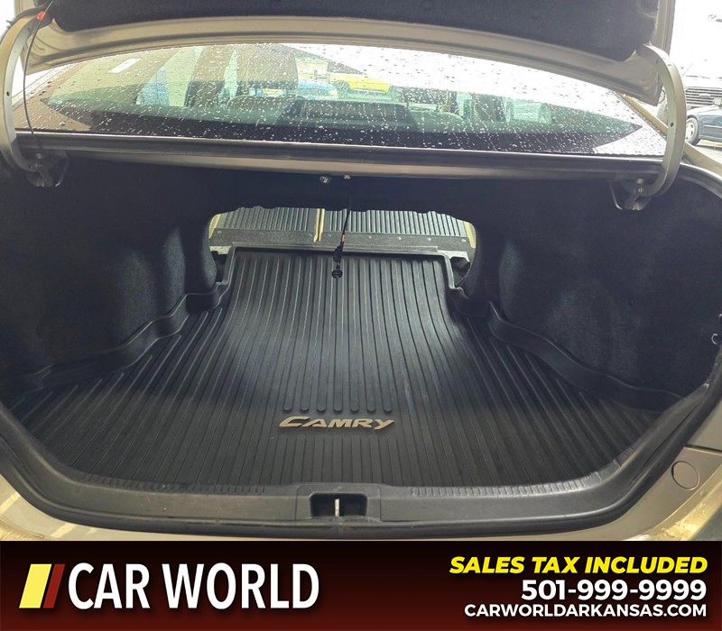 Toyota Camry Vehicle Full-screen Gallery Image 15