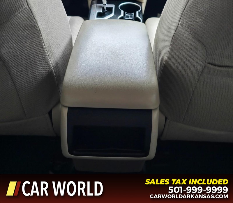 Toyota Camry Vehicle Full-screen Gallery Image 20