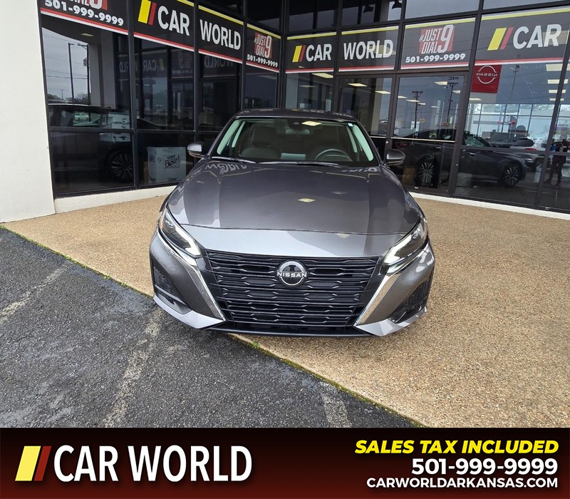 Nissan Altima Vehicle Full-screen Gallery Image 2