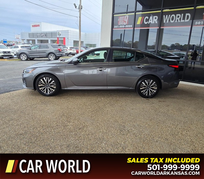 Nissan Altima Vehicle Full-screen Gallery Image 4