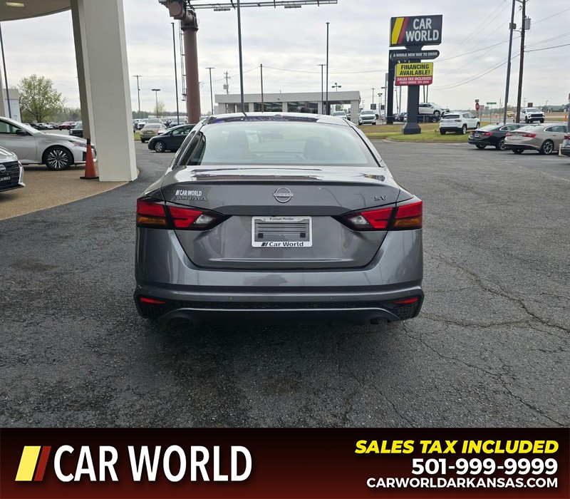 Nissan Altima Vehicle Full-screen Gallery Image 5