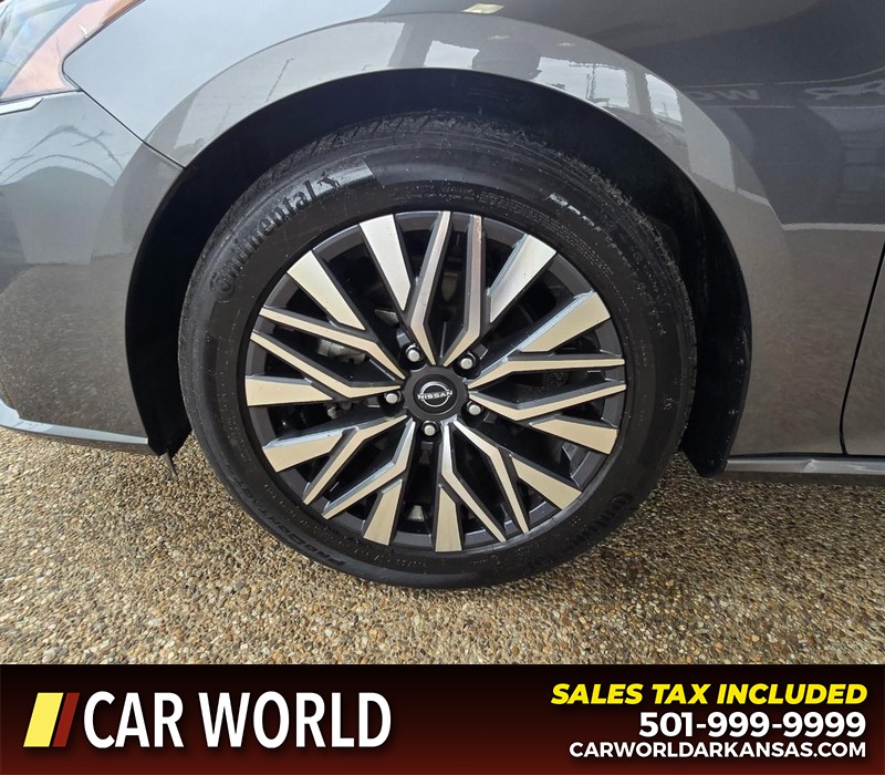 Nissan Altima Vehicle Full-screen Gallery Image 6