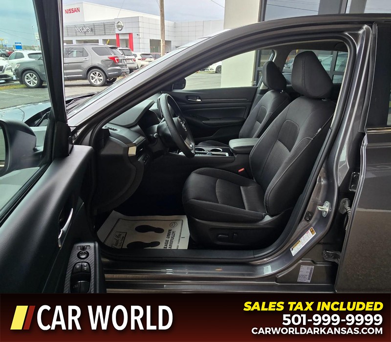 Nissan Altima Vehicle Full-screen Gallery Image 8