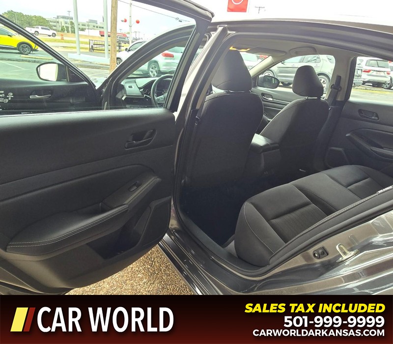 Nissan Altima Vehicle Full-screen Gallery Image 9