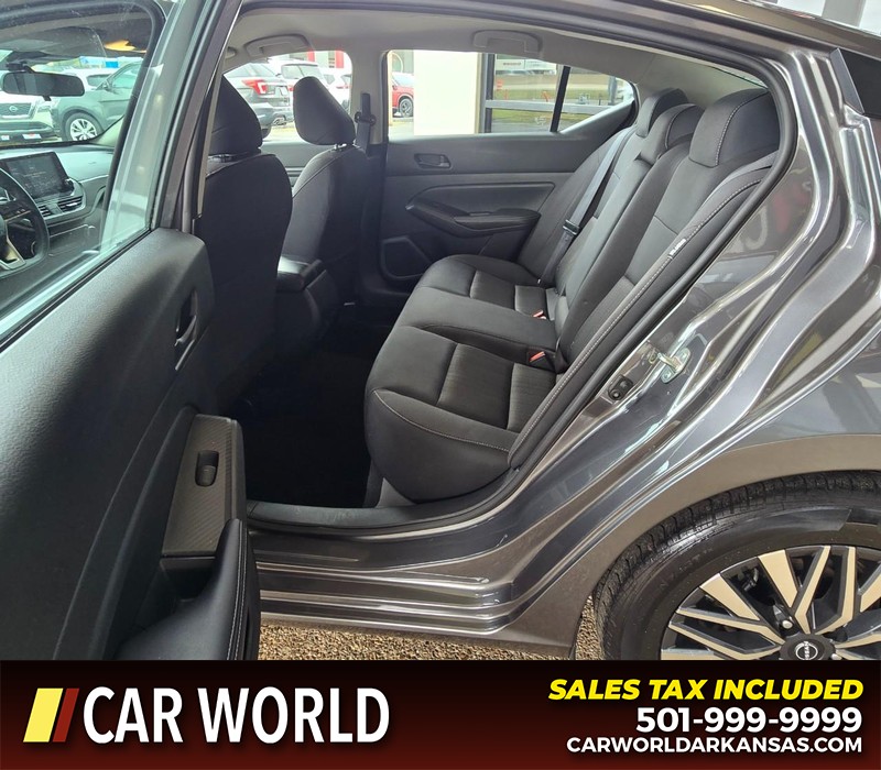 Nissan Altima Vehicle Full-screen Gallery Image 10