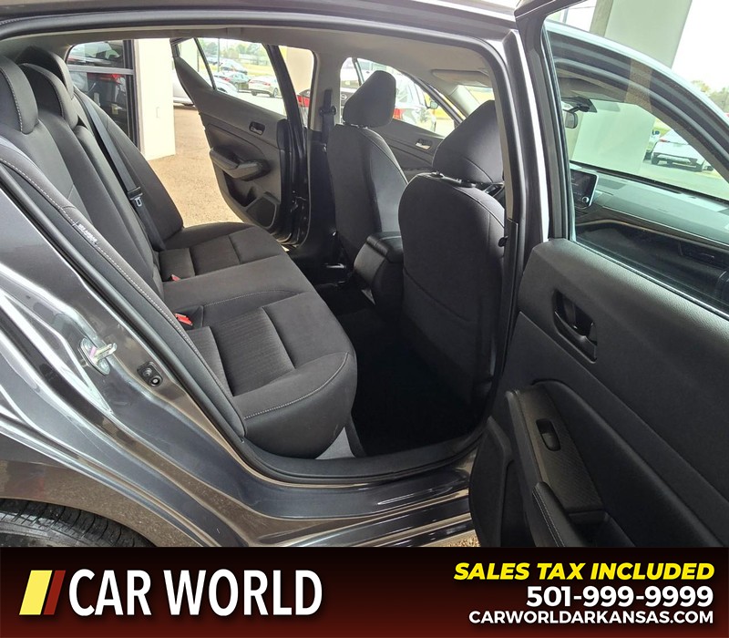 Nissan Altima Vehicle Full-screen Gallery Image 12