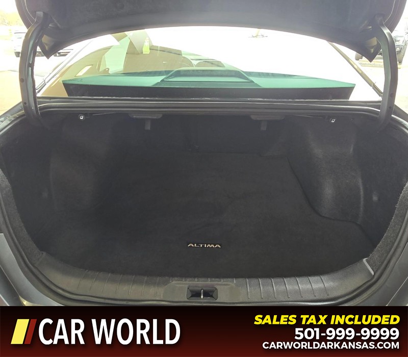 Nissan Altima Vehicle Full-screen Gallery Image 13