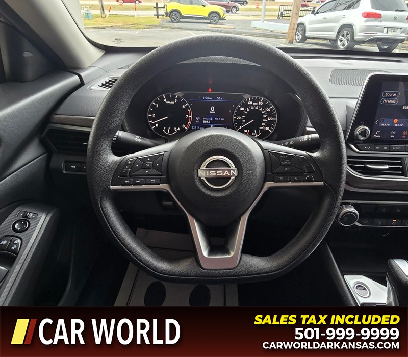 Nissan Altima Vehicle Full-screen Gallery Image 15