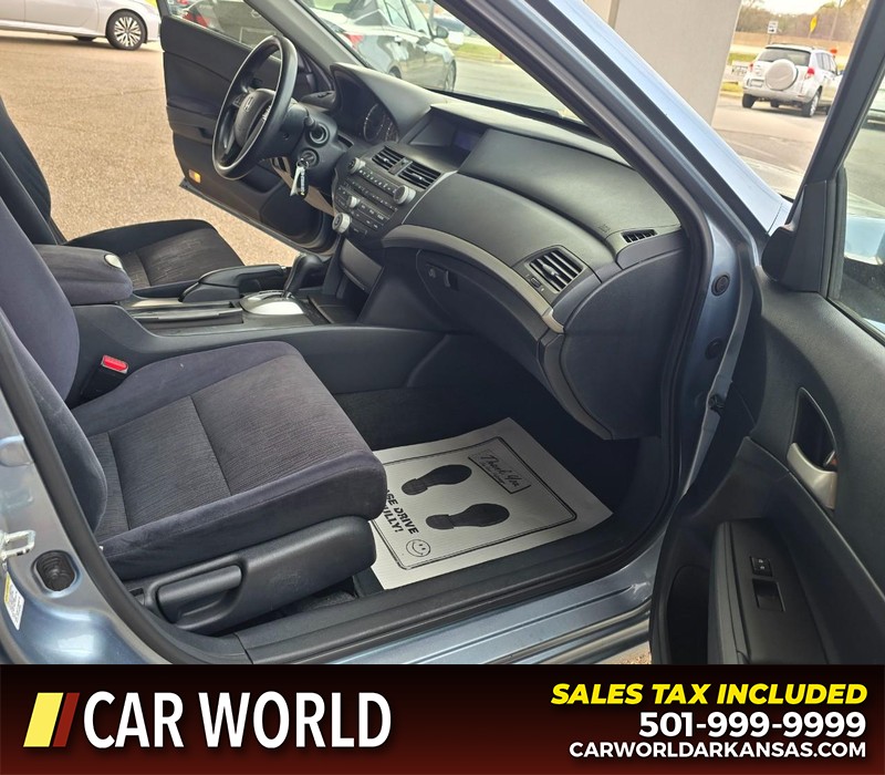 Honda Accord Sedan Vehicle Full-screen Gallery Image 11