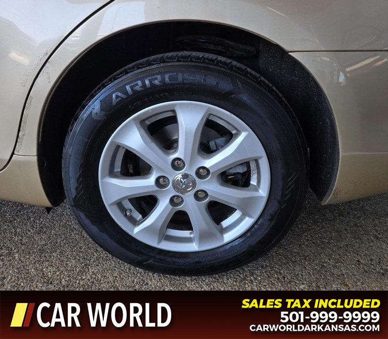 Toyota Camry Vehicle Full-screen Gallery Image 6