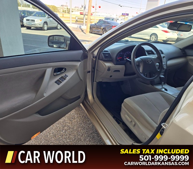 Toyota Camry Vehicle Full-screen Gallery Image 7