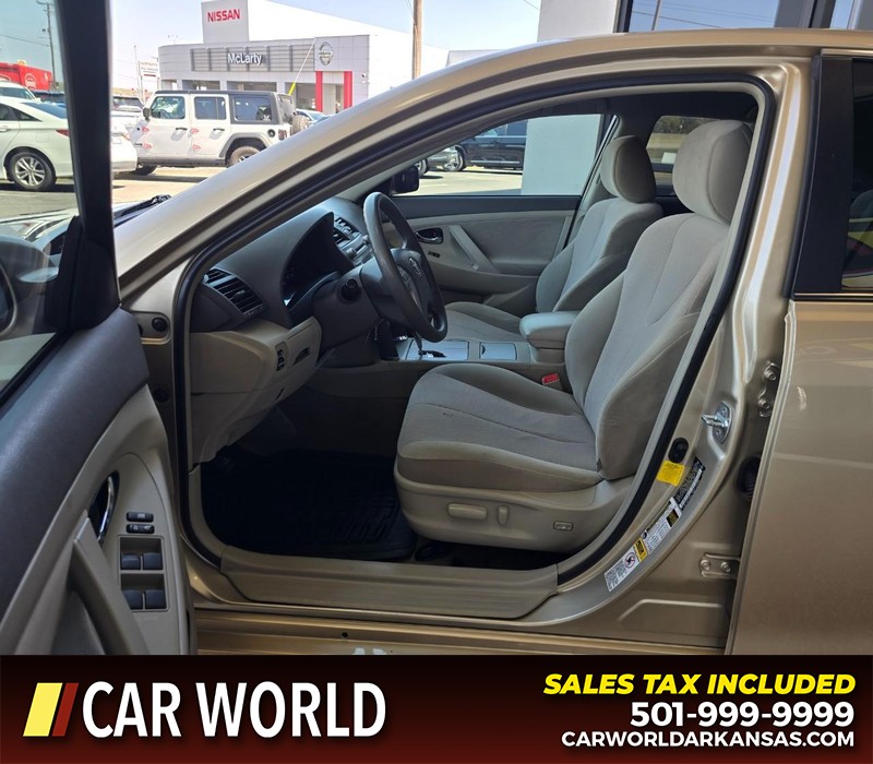 Toyota Camry Vehicle Full-screen Gallery Image 8